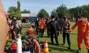 Staf ahli Bidang Adminitrasi Umum Amin Zen, didampingi Kapolres saat meninjau perlengkapan usai menjadi Inspektur apel siaga penanggulangan bencana alam, dihalaman Mapolres OKU Timur. Senin (9/11)