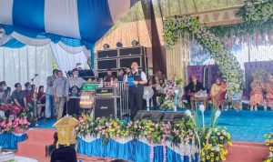 Gubernur Sumatera Selatan H Herman Deru saat memberikan sambutanya, saat silaturahmi dengan Masyarakat Desa Kurungan Nyawa, Kecamatan Buay Madang, Kabupaten OKU Timur