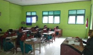 BELAJAR : Tampak siswa di SMPN 1 BMR sedang belajar di ruang kelas, Rabu (24/2/2020)
