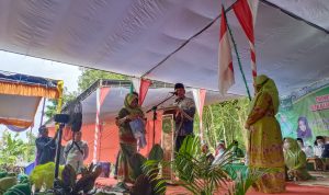 Gubernur Sumatera Selatan Herman Deru saat meberikan hadiah kepada salah satu anggota Muslimat NU PAC Buay Pemuka Peliung, di Desa Bantan Pelita, Kecamatan Buay Pemuka Peliung.