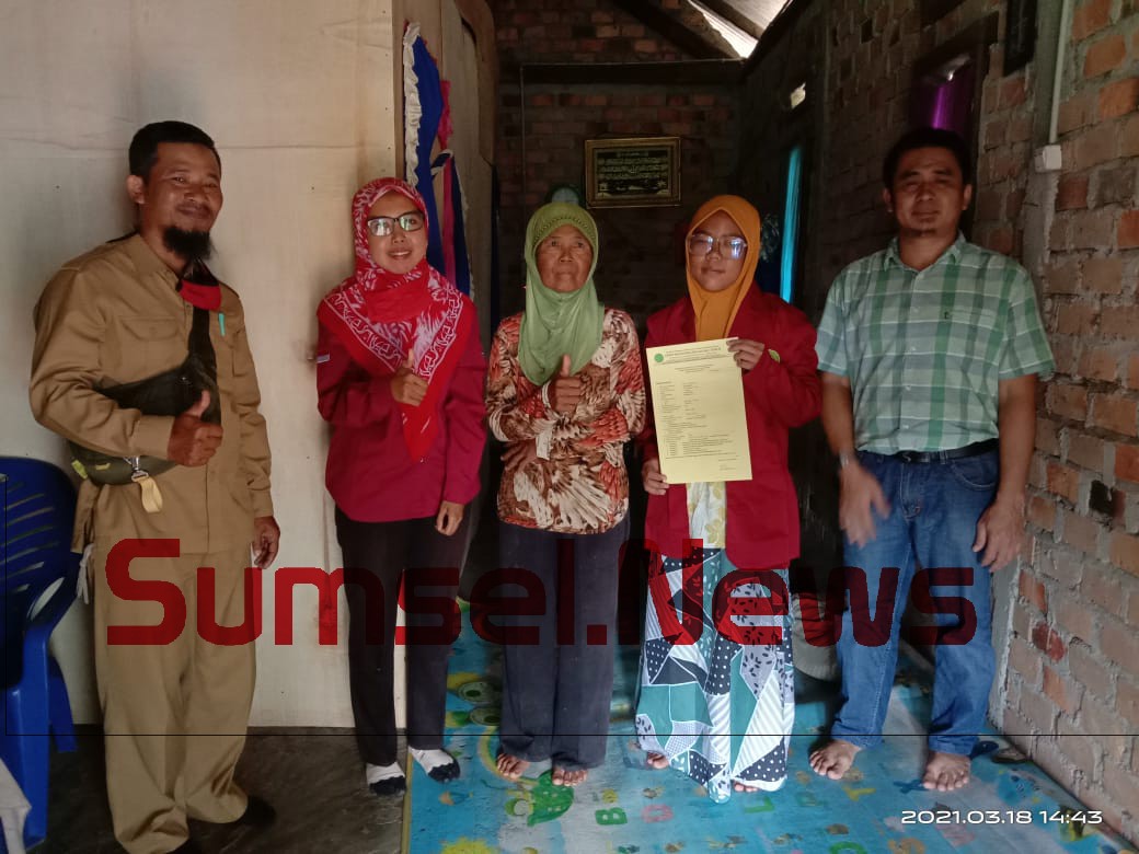 Ketua STKIP Muhammadiyah OKU Timur Didi Franzhardi M.Pd memenuhi janjinya untuk mengunjungi Eni Suprihati.