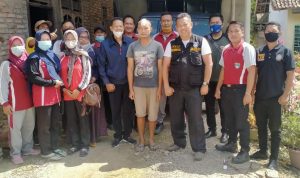 LIMA : Anggota Pol PP Belitang Mulya Muhammad Reza Herdiyanto kelima dari kiri disamping Camat Belitang Mulya Sandra Darma Bakti (keenam dari kiri).