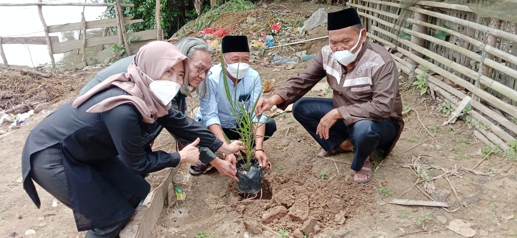 Penanaman bibit buah-buahan dan tanaman di Tepi Sungai Komering,