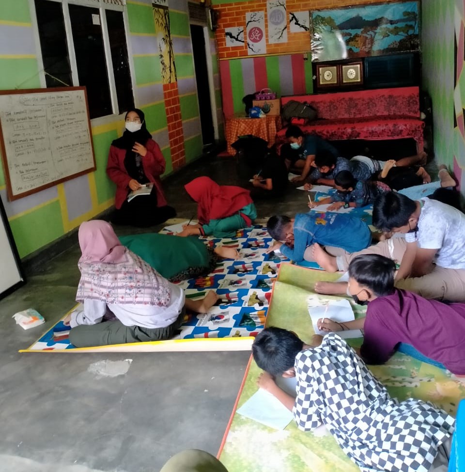 Tampak Ketua Kelompok KKN PPDC 29 STKIP Nurul Huda Indah Mawarni saat memberikan materi pada siswa yang menjadi peserta bimbel gratis.