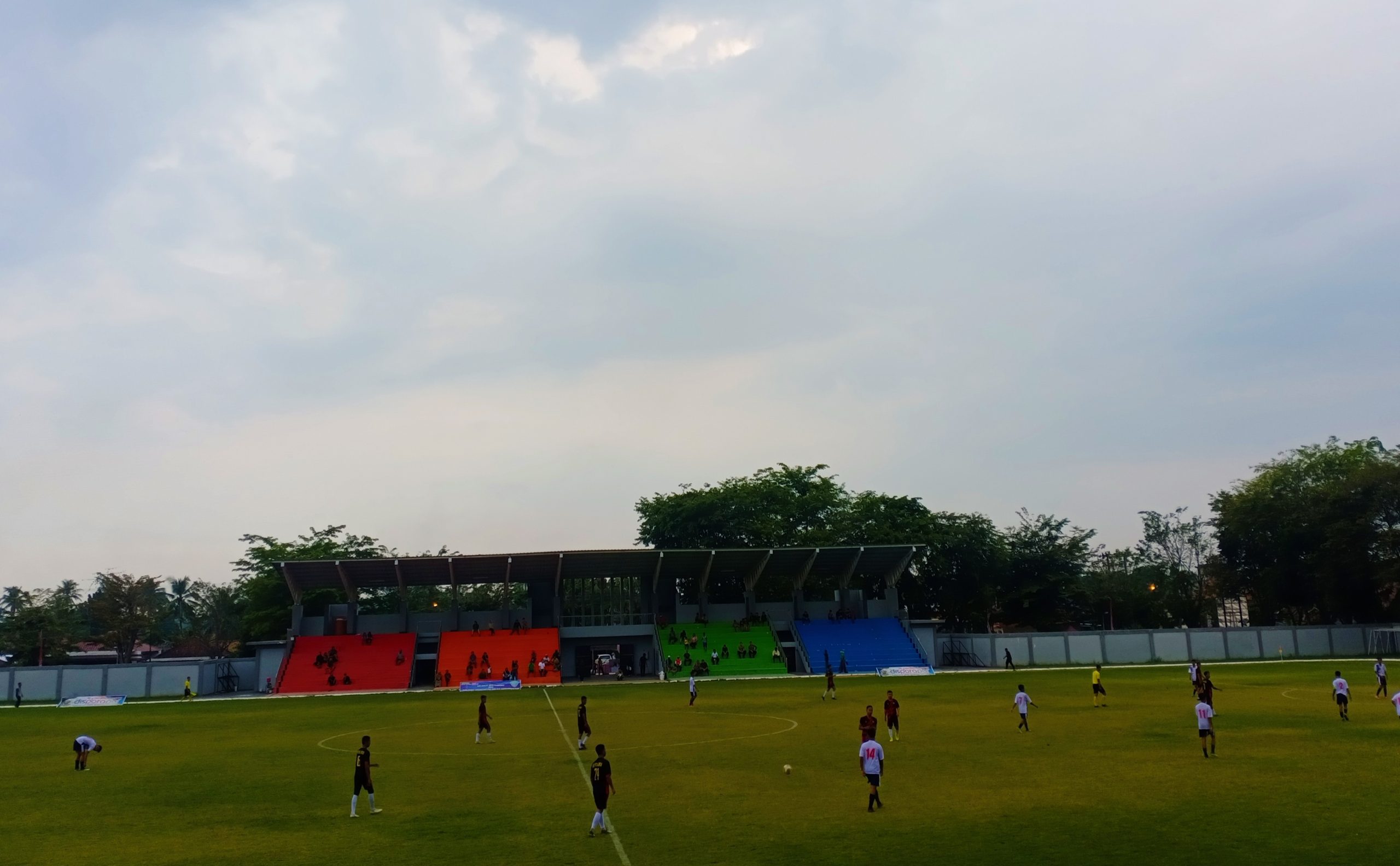 Old Star Junior melawan Disdikbud OKUT dalam laga Piala Bupati U-20, di Stadion Tebat Sari, merupakan stadion Kebanggan Warga Kota Martapura.