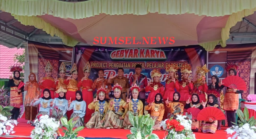 Erwin M.Pd Kabid PTK Dinas Pendidikan dan Kebudayaan Kabupaten OKU Timur berfoto bersama dengan guru dan pelajar SMP Negeri 1 BMR. (30/5/2023)