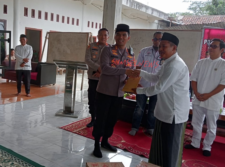 AKBP Dwi Agung Setyono Kapolres OKU Timur bersama KH. Ahmad Samsudin, Pimpinan Pondok Pesantren Al-Mubarokah. Di Desa Sumber Agung, Kecamatan Buay Madang, OKU Timur. Pada Jumat, 23 Juni 2023.