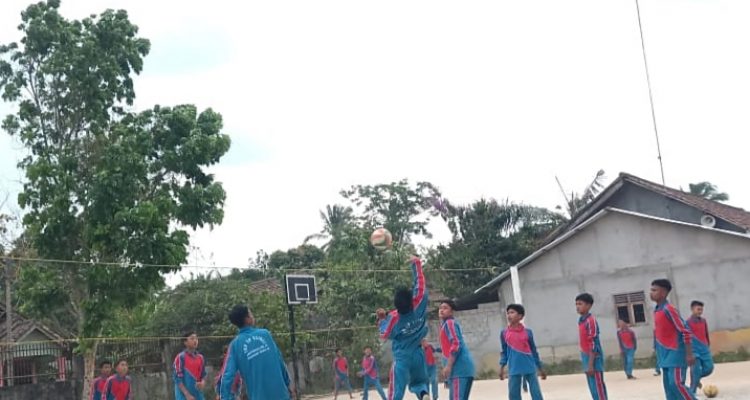 Tampak Siswa SMP YP Yaiqli Jatimulyo II Kecamatan Madang Suku II, Kabupaten OKU Timur saat bertanding antar kelas untuk memeriahkan peringatan hari olahraga nasional tahun 2023.