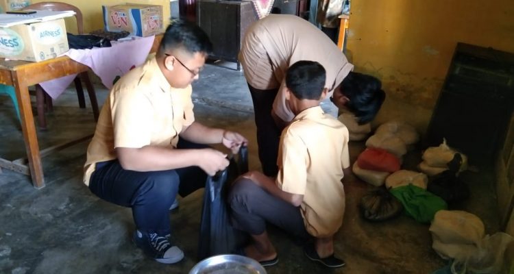 Tampak kegiatan siswa SMP Muhammadiyah 2 Tawang Rejo dalam pengumpulan zakat fitrah, siswa sedang menghitung dan membungkus beras yang terkumpul sebelum dibagikan. Sabtu (39/3/2024).
