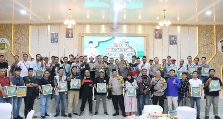Penyerahan Bingkisan Lebaran Kapolres OKU Timur Kepada Wartawan bertugas di Kabupaten OKU Timur, Senin (1/4/2024).