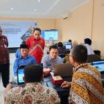 Kepala Dinas Pendidikan dan Kebudayaan Kabupaten OKU Timur Wakimin,S.Pd MM saat memantau pelaksanaan sosialisasi dan pengujian UKBI adaptif merdeka. Di Aula Hotel Ardan, Desa Tulus Ayu, Kecamatan Belitang Madang Raya, OKU Timur. Kamis (6/6/2024)