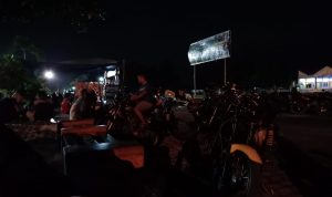 Tampak para pemuda di Belitang nongkrong di Alun Alun Sebiduk Sehaluan Belitang, Sabtu Malam, (8/6/20240).