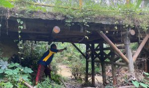 Tampak warga setempat saat menunjukkan bagian besi penyangga jembatan menghubungkan Kabupaten OKU Timur dan kabupaten OKI terletak di Desa Persiapan Harapan Makmur, Kecamatan Semendawai Timur Keropos dan miring.