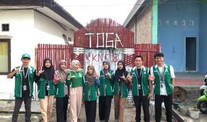 Mahasiswa Kuliah Kerja Nyata (KKN) Kelompok T-18 Universitas Nurul Huda sedang didepan Toga Di Desa Kota Negara Timur, Kecamatan Madang Suku II.