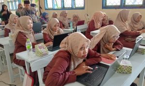Tampak Dewan Guru Dibawah Naungan Yayasan Pendidikan Subulussalam Saat Mengikuti Workshop Pembuatan Presentasi Virtual Guna Meningkatkan Literasi Digital Bagi Para Guru. Dalam Kegiatan PKM Dosen Universitas Nurul Huda OKU Timur, belum lama ini.