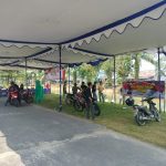 Tampak pemasangan tenda persiapan Jalan Sehat Desa Karang Tengah, Kecamatan Buay Madang Timur bareng BNN Kabupaten OKU Timur. Kamis (15/8/2024).