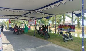Tampak pemasangan tenda persiapan Jalan Sehat Desa Karang Tengah, Kecamatan Buay Madang Timur bareng BNN Kabupaten OKU Timur. Kamis (15/8/2024).