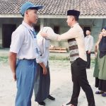 Tampak Dewan Guru SMK Cendikia OKU Timur melakukan Penyematan simbolis tanda peserta Masa Pengenalan Lingkungan Sekolah (MPLS) Saat upacara pembukaan MPLS SMK Cendikia OKU Timur. Di Halaman SMK Cendikia OKU Timur, Desa Sri Mulyo, Kecamatan Madang Suku II, Kabupaten OKU Timur. Belum lama ini.
